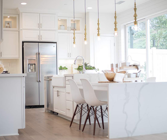 Kitchen with quartz island